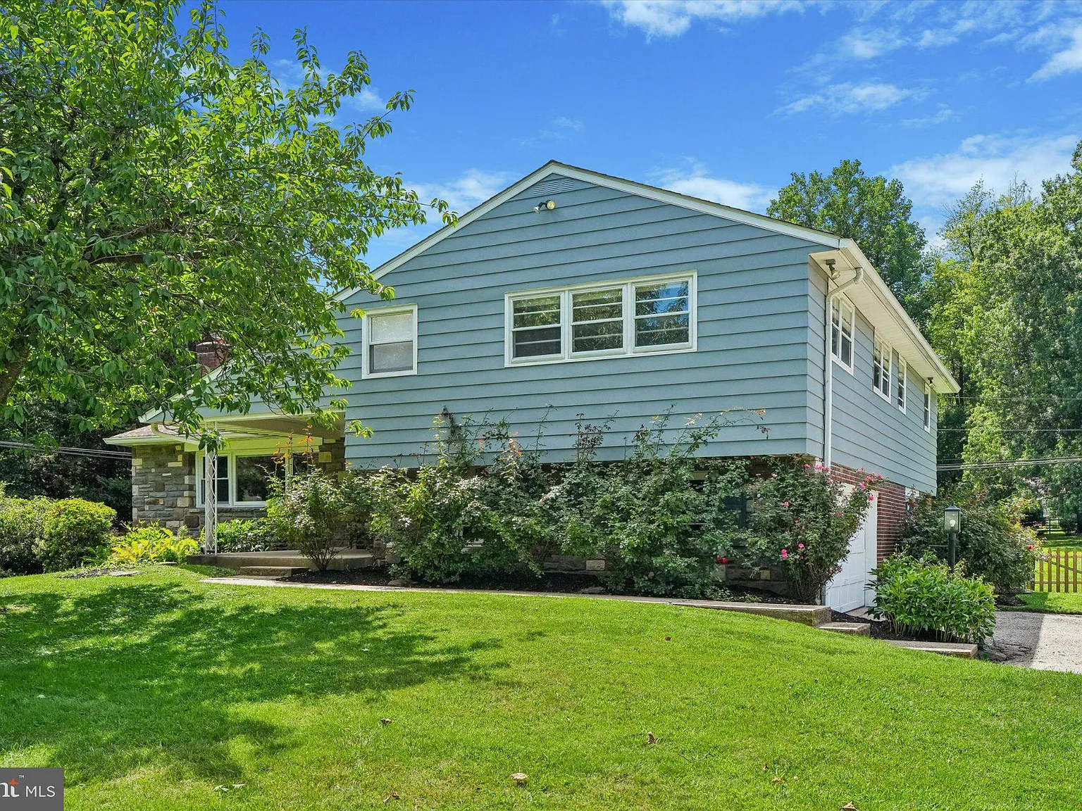 4 bed, 2.5 bath, 2702 sqft, $7,000 — Photo 1