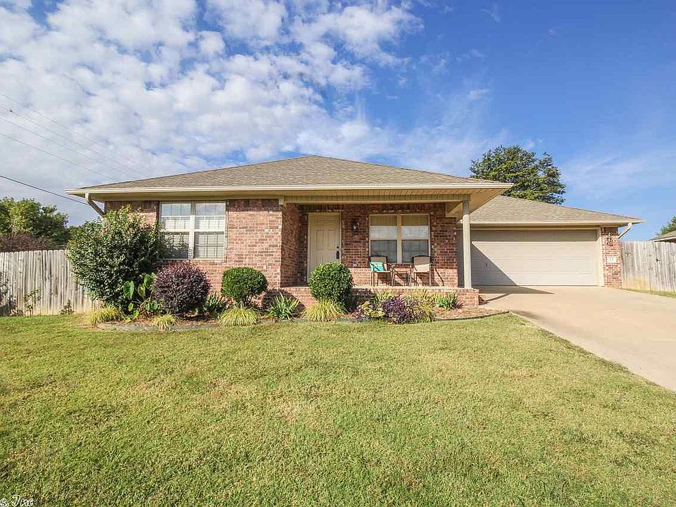 1st image of 11 Windsor Park Dr