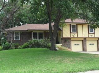 2912 SW Gainsboro Rd, Topeka, KS 66614