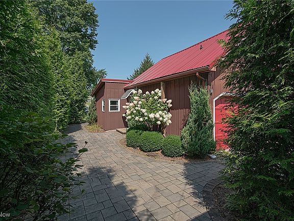 3rd image of 303 Vernon St