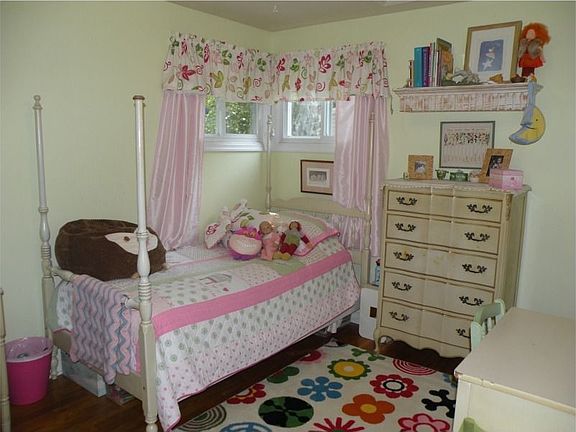 Bedroom w/Hardwood Flooring
