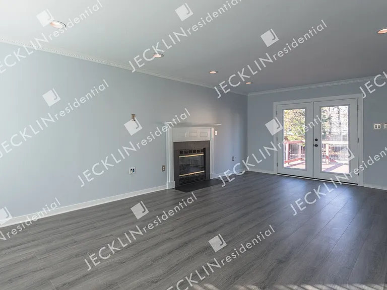 9020 Castle Point Dr — Photo 4