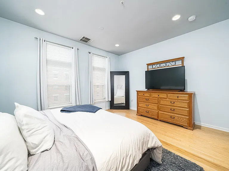 1300 Grand St #418 — Photo 13