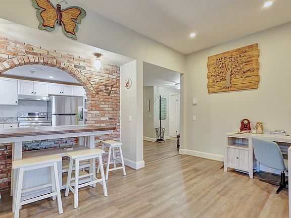 2nd image of 1401 Great Pond Rd APT 6