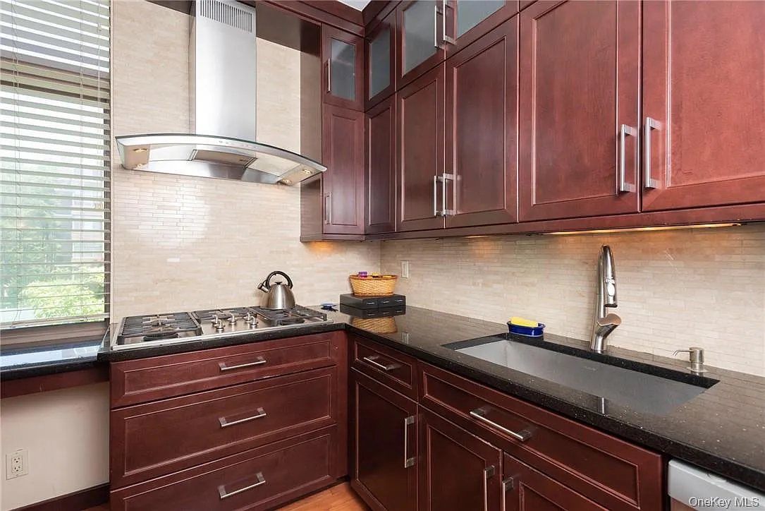 Building Photo - 35 N Chatsworth Ave #3Z