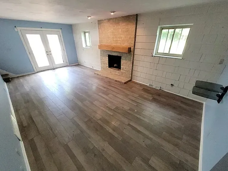 818 Eastchester Dr — Photo 8