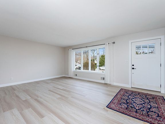 4th image of 14 Amherst Rd
