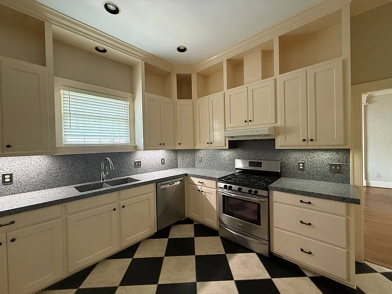 200 Ridgeway Dr — Photo 9