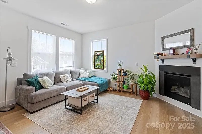 3 bed, 2.5 bath, 1505 sqft, $2,300 — Photo 3