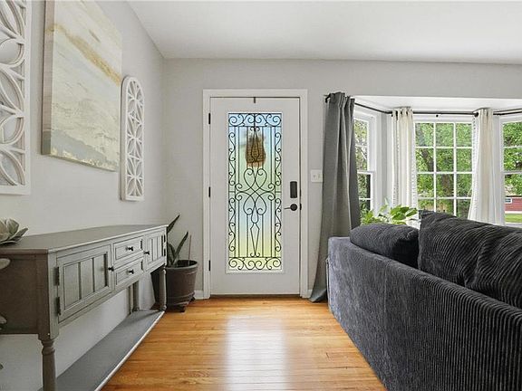 4th image of 9507 Fremont Ave