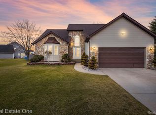 4438 Great Oaks Dr, Grand Blanc, MI 48439