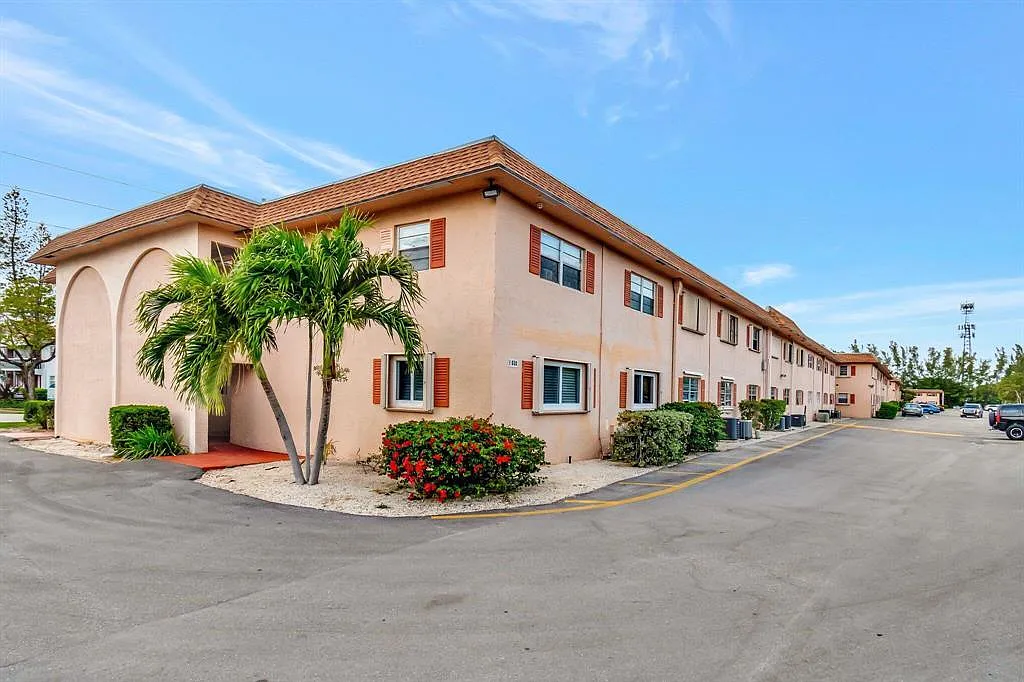 2 bed, 1.5 bath, 900 sqft, $2,200 — Photo 1