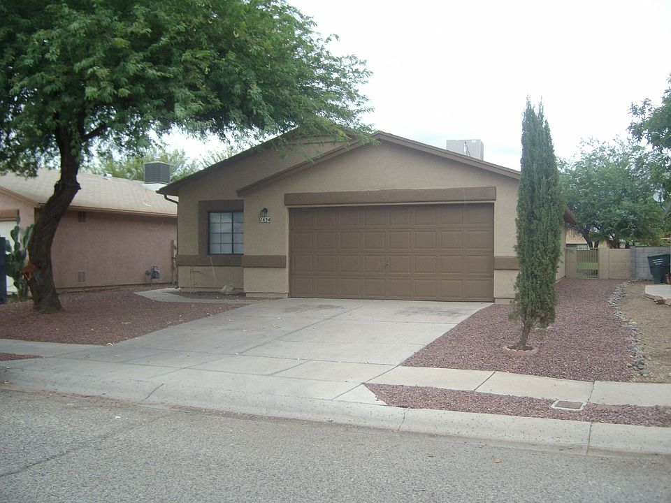 Front view of the house and driveway.