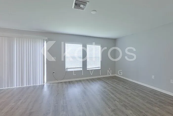 4204 E 5th St — Photo 5