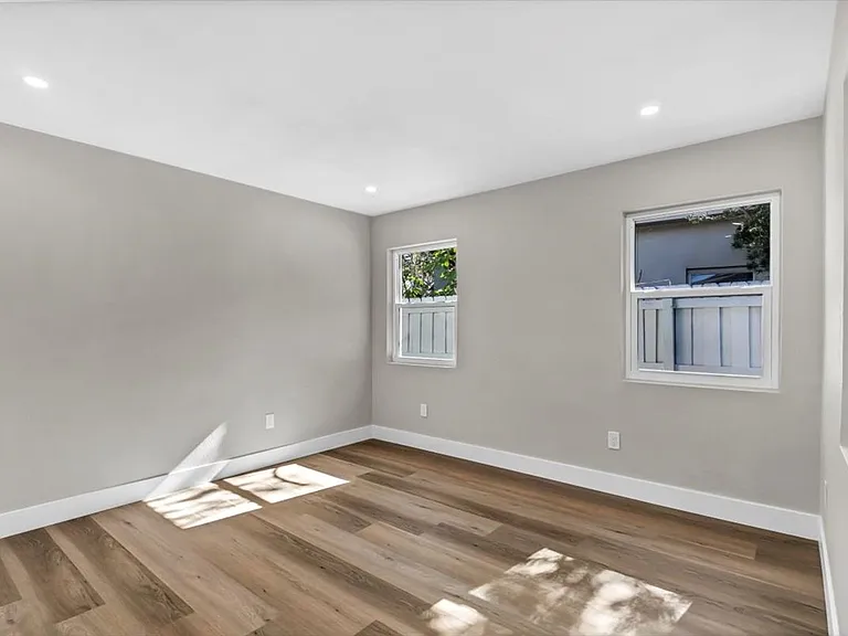 525 Lamara Way NE — Photo 13