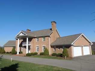 36 Ararat Dr, Vestal, NY 13850