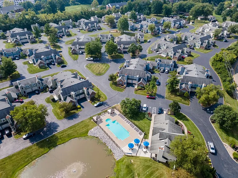 Get a bird's-eye view of Windridge Townhomes, featuring beautifully landscaped grounds, sparkling pools, and thoughtfully designed apartment homes.
