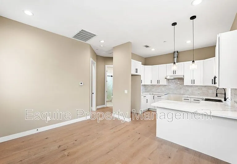 547 N Carty Dr — Photo 5
