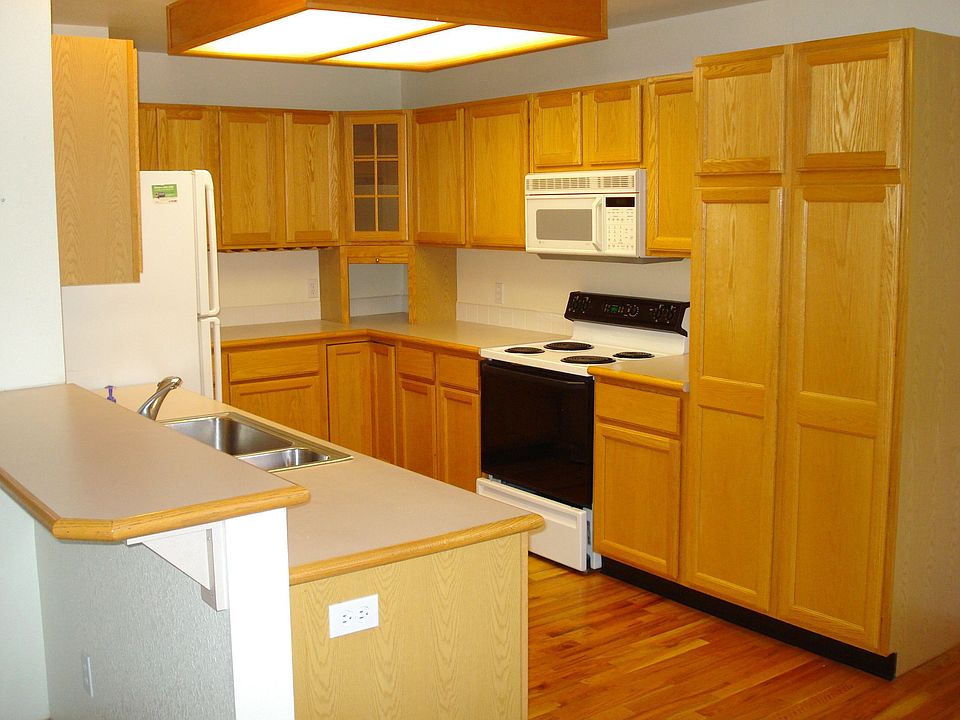 Large kitchen w/lots of cabinets and pantry