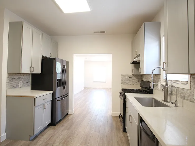 810 E Olive Ave — Photo 15