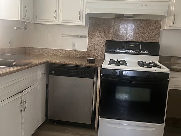 Kitchen gas stove, dishwasher, granite countertops
