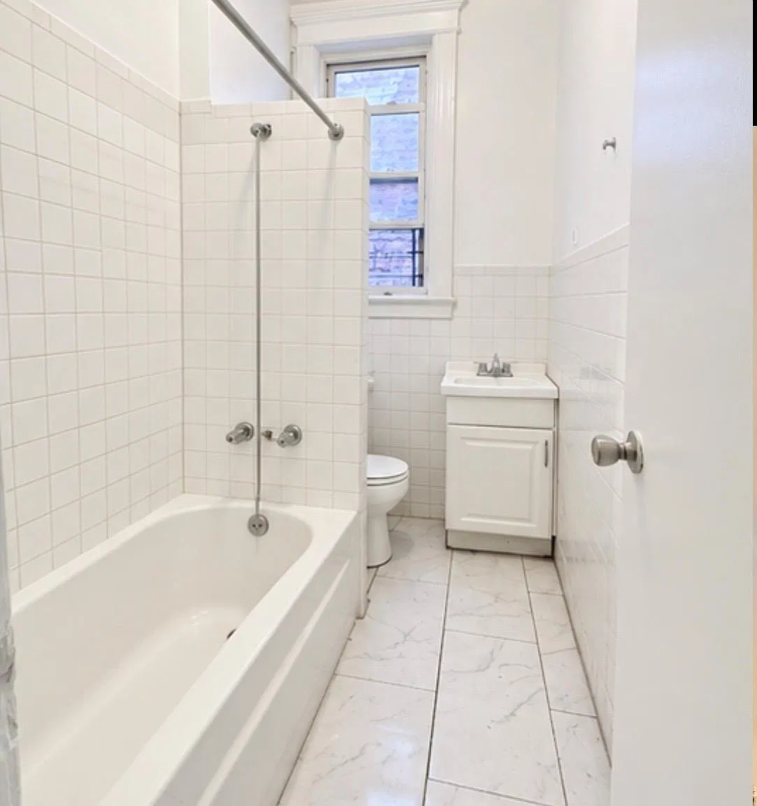 4 bed, 1.0 bath, 1000 sqft, $4,100 — Photo 1