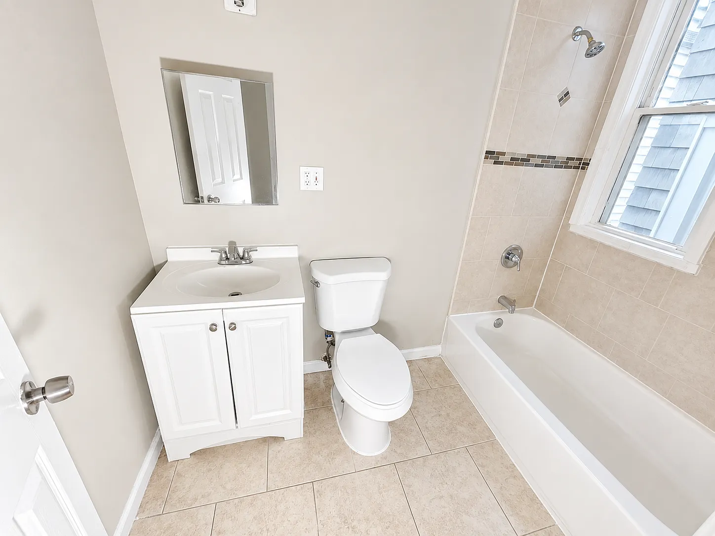 3 bed, 1200 sqft, $2,045 — Photo 3