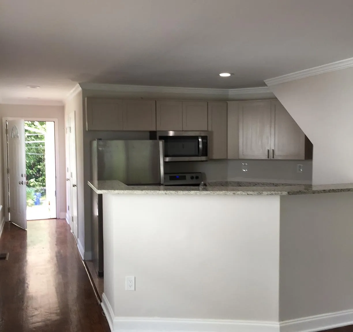 3 bed, 2.5 bath, 2512 sqft, $1,900 — Photo 2