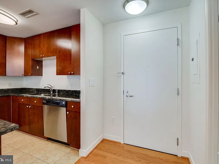 155 Potomac Psge #712 — Photo 9