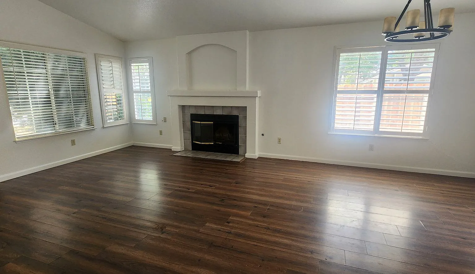 3 Bedroom 2 Bathroom Home in Elk Grove — Photo 3