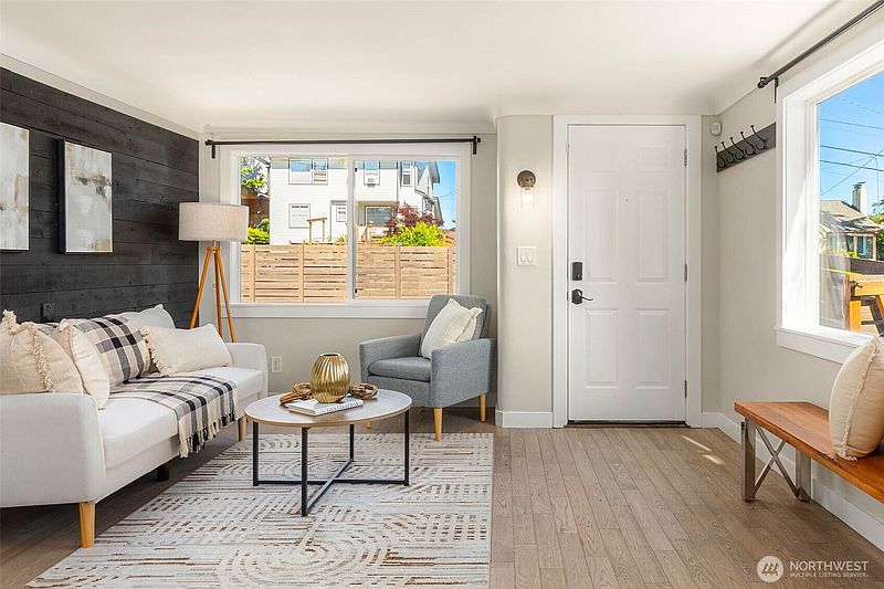 4th image of 10025 Ashworth Avenue N