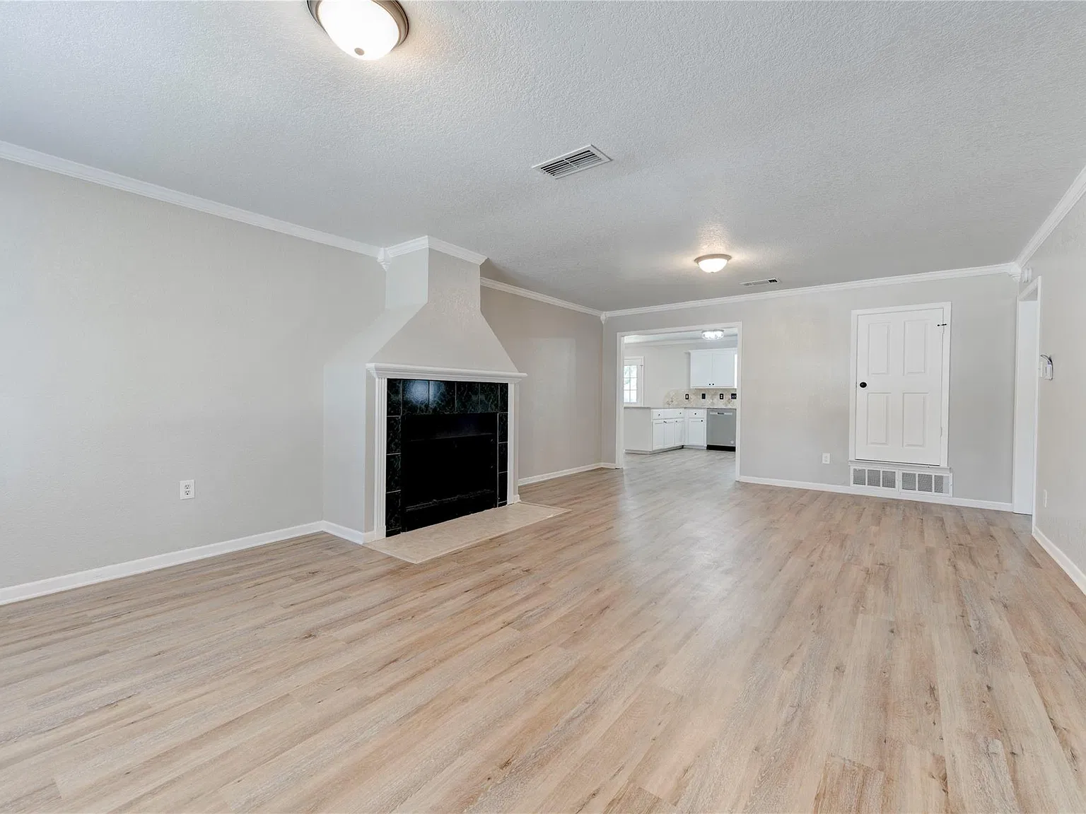 4 bed, 3.0 bath, 2436 sqft, $1,995 — Photo 4