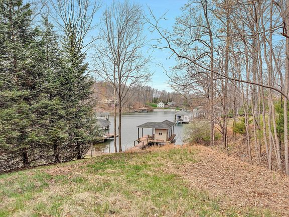 5th image of 951 Piney Point Rd