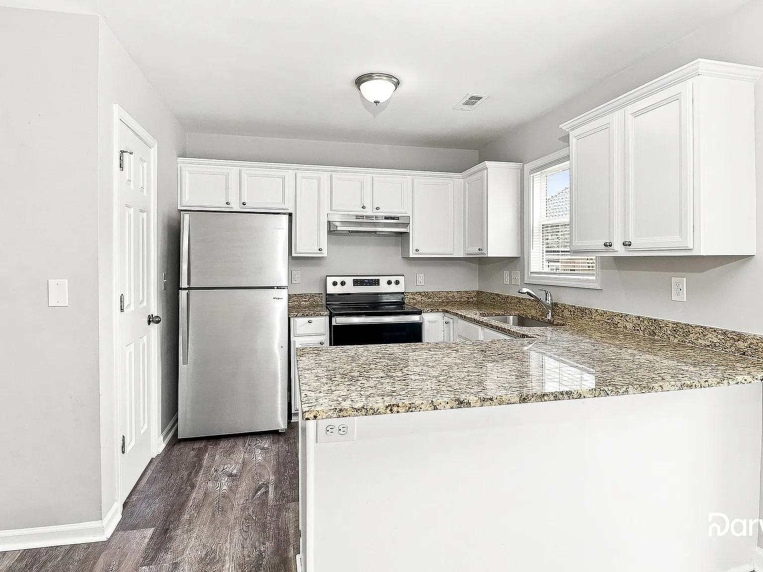 3 bed, 2.0 bath, 1177 sqft, $1,810 — Photo 3