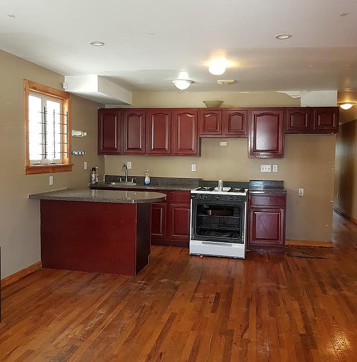 1st image of 2858 Sampson Ave
