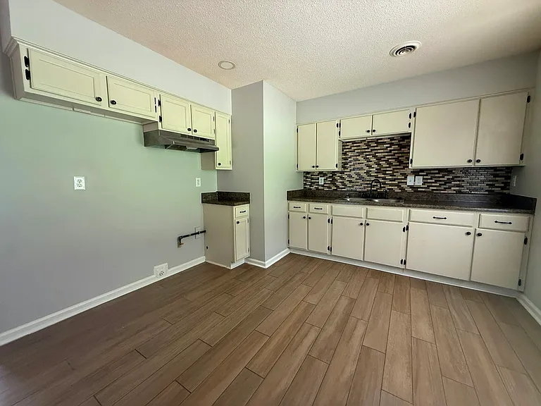 4200 Clydesdale Dr — Photo 2