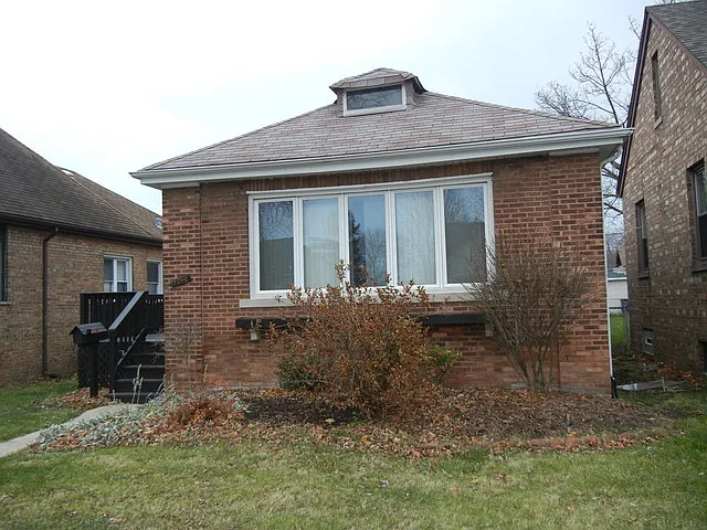 9240 S Trumbull Ave photo 1