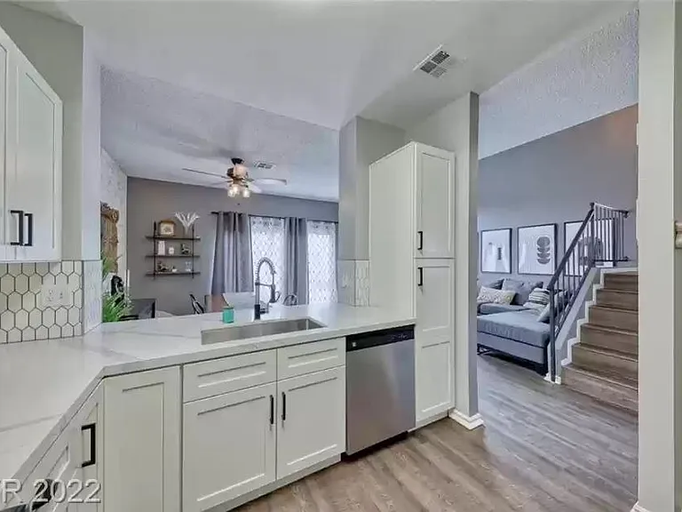 533 Meadbury Dr — Photo 10