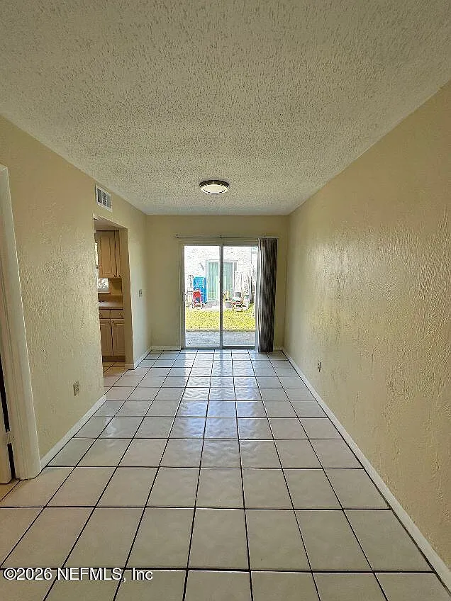 2 bed, 1.5 bath, 900 sqft, $1,300 — Photo 3