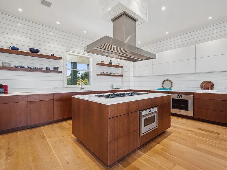 102 Dune Rd — Photo 8