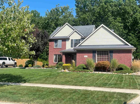 28443 Greenlawn Dr, Flat Rock, MI 48134