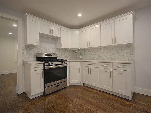 4th image of 589 Van Buren St #1