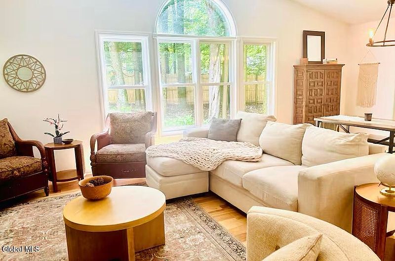 3rd image of 2 White Oak Court