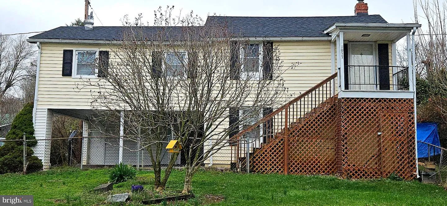 1057 Foreman Ln photo 1