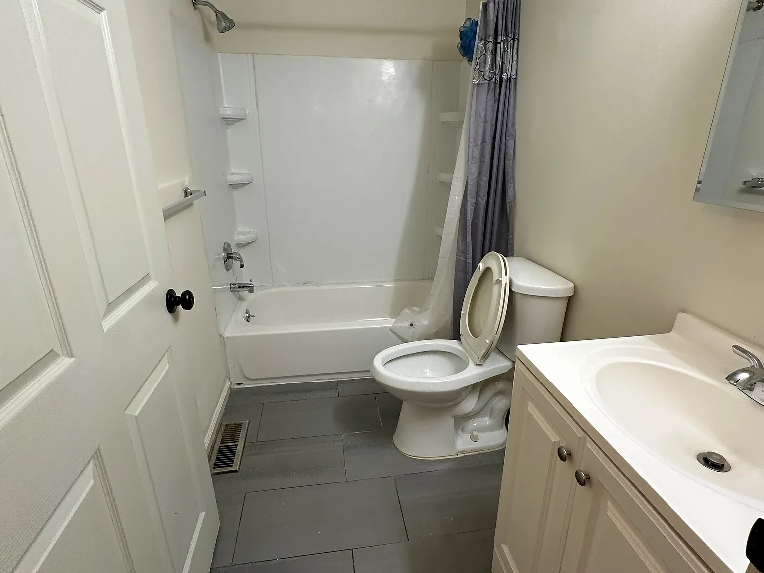 2621 E Thompson St — Photo 2