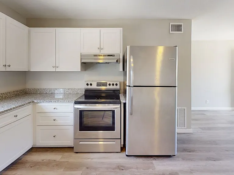 426 Palm Ave N #9 — Photo 4