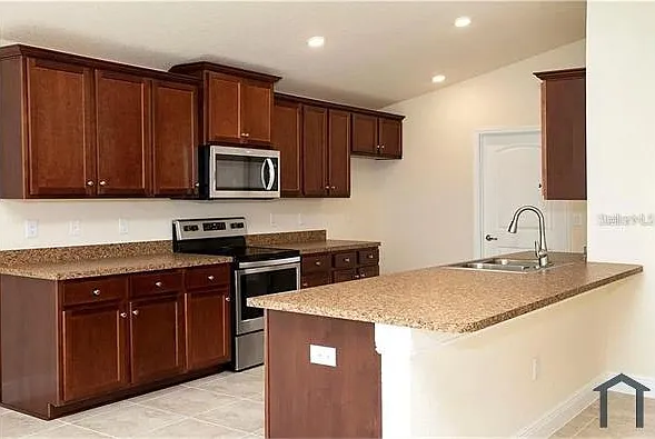 3 bed, 2020 sqft, $2,300 — Photo 2
