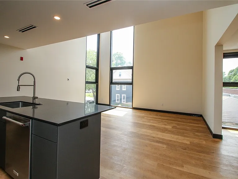 33 Russell St #202 — Photo 4