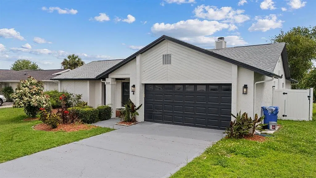4 bed, 2.0 bath, 1702 sqft, $3,295 — Photo 2