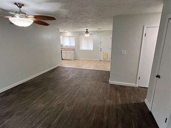 5th image of 605 Meadowlake Dr